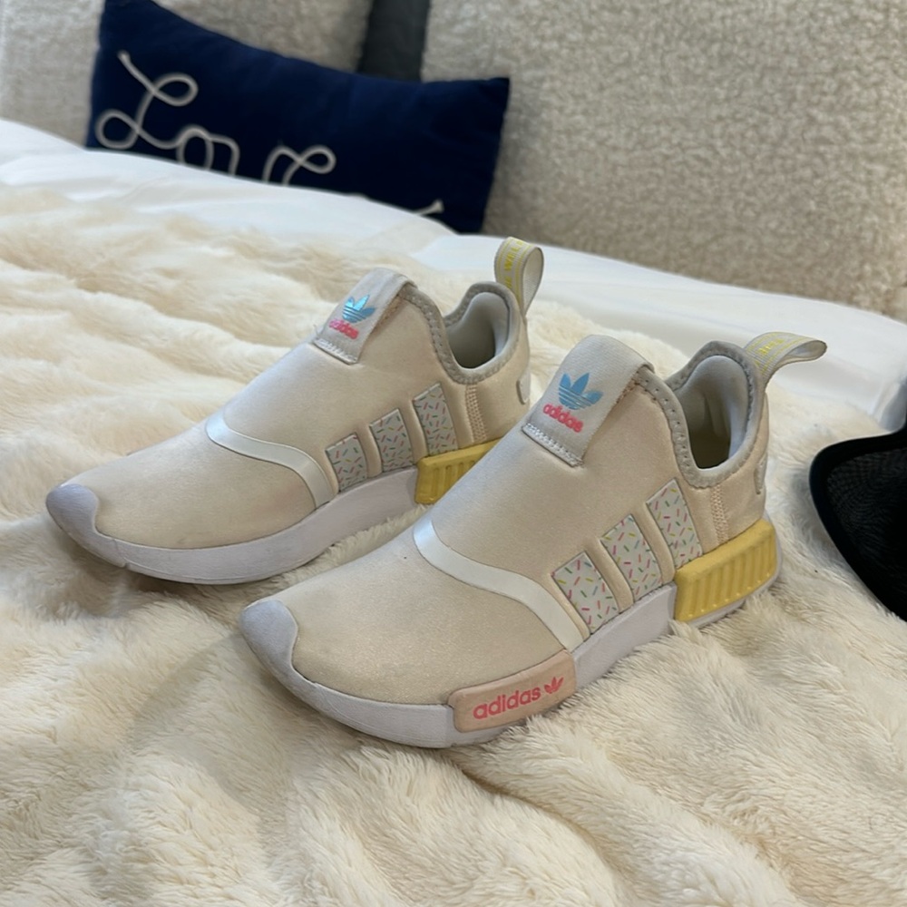 Girls adidas slip on sprinkle shoes size 1 1/2.
